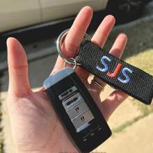 Etiquetas personalizadas para llaveros, llaveros bordados personalizados, regalo para maestros, accesorio de moda lavable a mano de poliéster de Yiwu - Sin impresión, borde sólido, multifuncional, portátil, práctico, vintage, colorido, lindo, sobrio, personalizado, único, personalizado, novia, novio, familia, amigos, bolsa de playa