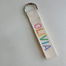 Etiquetas personalizadas para llaveros, llaveros bordados personalizados, regalo para maestros, accesorio de moda lavable a mano de poliéster de Yiwu - Sin impresión, borde sólido, multifuncional, portátil, práctico, vintage, colorido, lindo, sobrio, personalizado, único, personalizado, novia, novio, familia, amigos, bolsa de playa