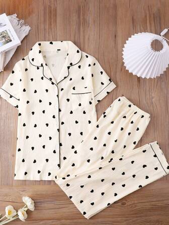 2 件套女士舒适黑色心形印花睡衣套装，短袖纽扣上衣和松紧腰裤