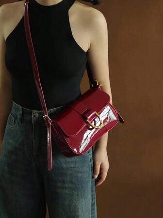 Nouveau sac à épaule rouge d'été 2025, sac bandoulière rétro à boucle en forme de fers à cheval, sac de travail, sac de mode simple et multifonctionnel pour femmes