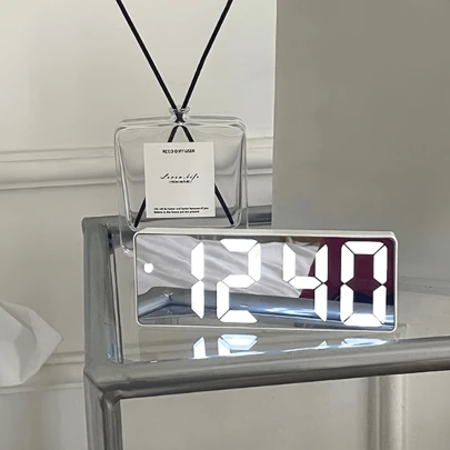 Đồng hồ báo thức kỹ thuật số gương LED bóng bẩy - Chạy bằng USB và pin, Đồng hồ để bàn hình vuông cho gia đình và văn phòng, Thân thiện với du lịch, Không bao gồm pin, Trang trí nhà cửa, Quà tặng trang trí phòng Sinh nhật, Tốt nghiệp Đồng hồ kỹ thuật số Trang trí phòng ngủ Trang trí ký túc xá Quay lại trường Trang trí trường học Bất ngờ ở trường