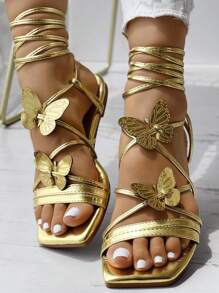 Sandalias de tacón cuadrado con decoración de mariposa metálica dorada 3D para mujer, chanclas casuales livianas de playa con tiras cruzadas, nuevos zapatos planos cómodos - Dorado - Ver 4