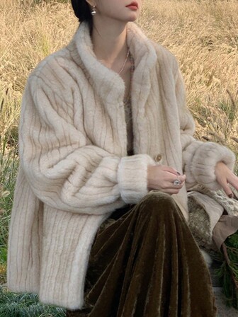 Kurtka damska ze sztucznego futra z norek w jednolitym kolorze ze stójką