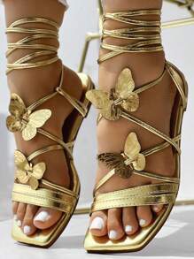 Sandalias de tacón cuadrado con decoración de mariposa metálica dorada 3D para mujer, chanclas casuales livianas de playa con tiras cruzadas, nuevos zapatos planos cómodos - Dorado - Ver 2