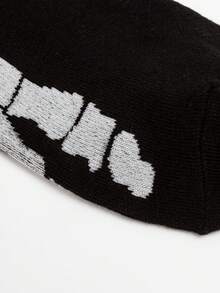 2 Pairs Men's Skull Bone Pattern Casual Breathable Mid-Calf Socks - Black and White - View 4