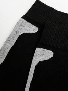 2 Pairs Men's Skull Bone Pattern Casual Breathable Mid-Calf Socks - Black and White - View 2