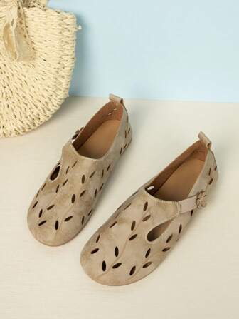 New Spring Summer Fashion Women Casual Comfort Round Toe Oxford Style Retro Hollow Breathable Soft Bottom Flat Floral Hole Shoes, Vintage Style, Large Size, Black Brown Sandals