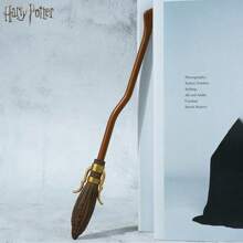 WB Pluma de bolígrafo con forma de varita mágica con licencia oficial de Harry Potter. La varita mágica mide 10.5 pulgadas de largo. Regalo universal para la familia y amigos en cumpleaños - Marrón - Ver 4