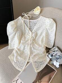 法式钩针蕾丝镂空短袖衬衫上衣 + 花卉装饰配饰 - 米色 - 查看 1