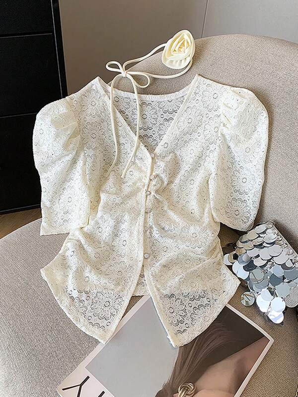 Blusa de renda francesa de crochê com manga curta e acessórios de decoração floral