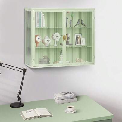 Wandkast met 2 glazen deuren en wandplank met drie planken voor de entree, woonkamer en badkamer