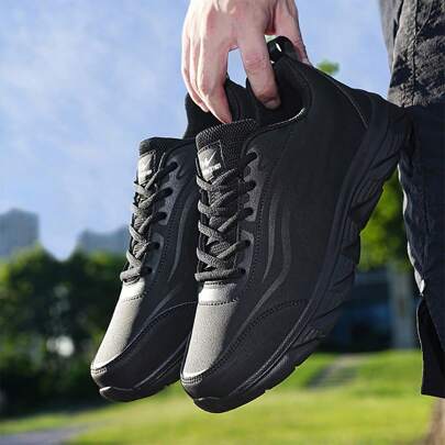 一雙男款運動鞋，皮面防水黑色運動鞋，防滑耐污，適合休閒工作和跑步。