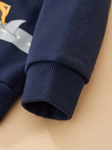 年轻男孩长袖运动衫，卡通挖掘机印花，时尚秋冬风格