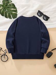 年轻男孩长袖运动衫，卡通挖掘机印花，时尚秋冬风格