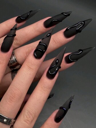 24 pièces Faux ongles noirs longs et luxueux à talons hauts avec designs mats de serpent noir 3D, set complet de faux ongles pour femmes et filles pour porter au quotidien ou lors de fêtes