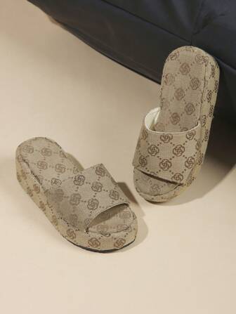 畅销款儿童拖鞋一双，鞋面采用经典花纹面料，整体风格简约时尚。平底设计，穿着舒适，适合3-12岁女童室内外休闲穿着，