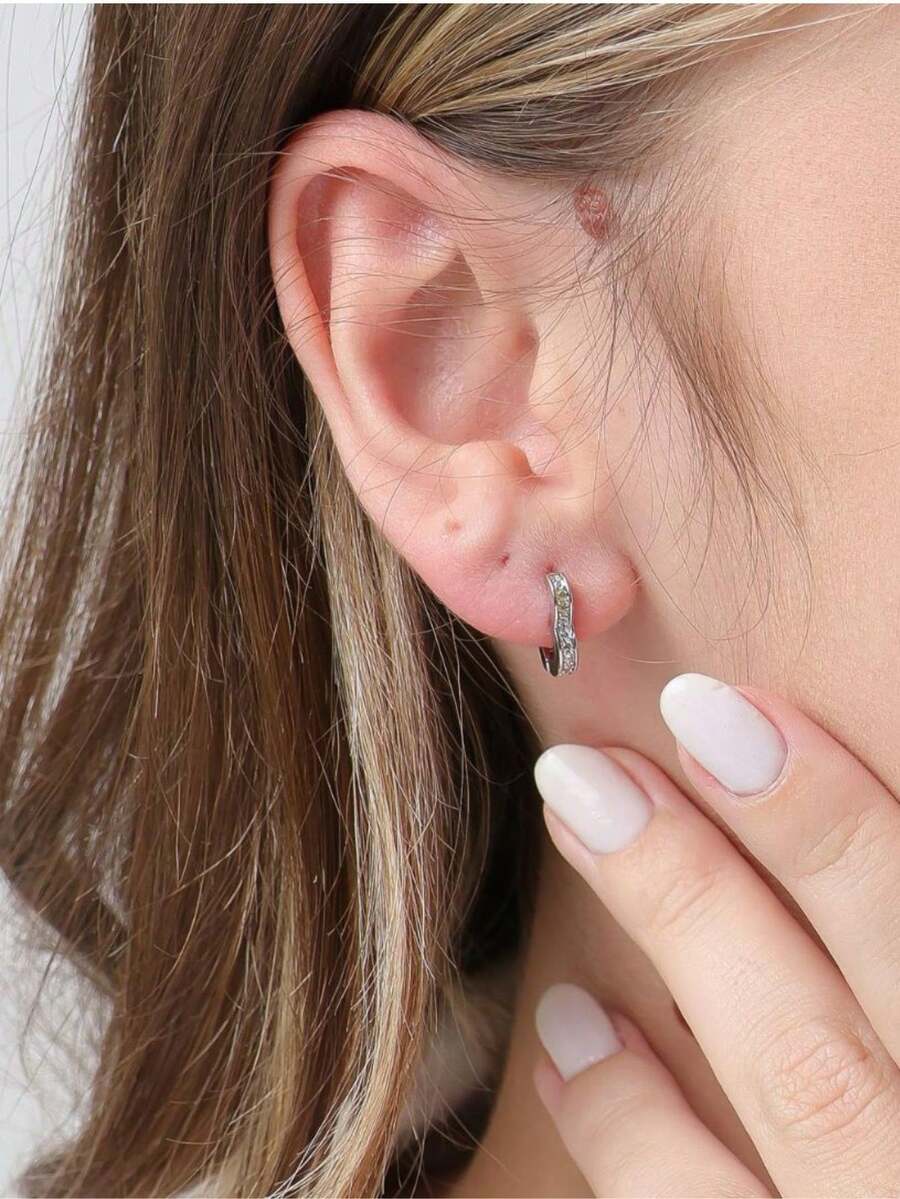 Small Hoop Earring With Heart Design And Medium Zirconias - 銀色 - 查看 1