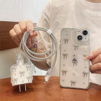 Juego de 5 piezas de cuentas redondas de mariposa de textura de metal plateado de estilo minimalista. Este juego también es aplicable a los casos de 15, 15 Pro / 15 Pro Max, 14/14 Pro, 13/12/11 / X/Xs/Mini/Pro Max y incluye un protector de cable de silicona TPU