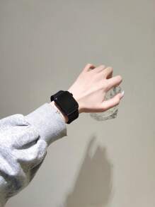 黑色硅胶表带一条，兼容苹果手表 42mm、38mm、40mm、41mm、44mm、45mm、49mm，时尚智能手表替换表带，适用于 Ultra2、Ultra SE2、SE 11、10、9、8、7、6、5、4、3、2、1 等型号，男女通用 - 黑色 - 查看 2