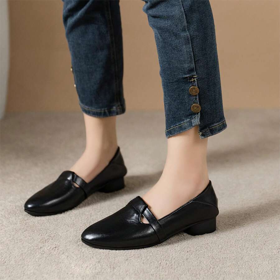 Women's Pointed Toe Slip-On Classic Flat Leather Loafers, Black - Black - View 1