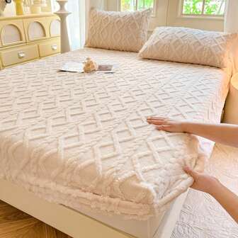 1pc New Skin-Friendly Thickened Warm Diamond Pattern Velvet Fitted Sheet, Sleep Haven, Naked Skin Feel, Soft & Cozy, Interpret Beautiful Living, Anti-Slip Design With 360° Elastic Strap, Washable, Macaron Color