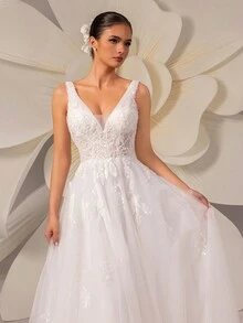 Elegant Beaded Embroidery V-Neck Sleeveless Mesh Backless Bridal Dress Beach Wedding Gown White Dress