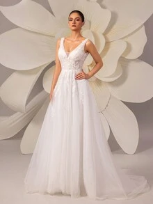 Elegant Beaded Embroidery V-Neck Sleeveless Mesh Backless Bridal Dress Beach Wedding Gown White Dress