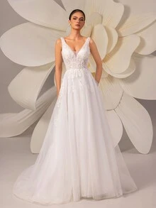 Elegant Beaded Embroidery V-Neck Sleeveless Mesh Backless Bridal Dress Beach Wedding Gown White Dress