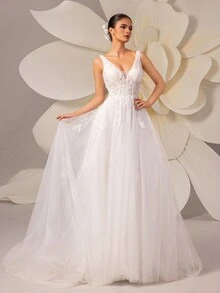 Elegant Beaded Embroidery V-Neck Sleeveless Mesh Backless Bridal Dress Beach Wedding Gown White Dress