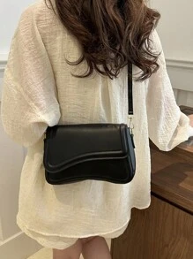 A Minimalist Retro Square Bag With Flap Opening, Adjustable Shoulder Strap And Lightweight Crossbody Bag In Solid Colour. Suitable For Ladies Daily Life Casual And Student Use - Black - View 3