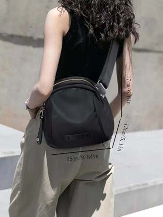 黑色简约圆形斜挎包，耐磨，适合日常通勤女士尼龙斜挎包，防水单肩包，多拉链邮差包