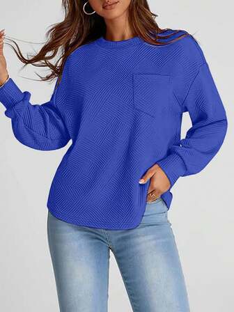 Damska bluza z długim rękawem i okrągłym dekoltem, wykonana z teksturowanej tkaniny i kieszenią