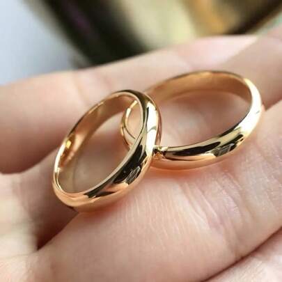 Anillos de acero inoxidable chapados en oro de 18 quilates, sencillos y elegantes para bodas y compromisos para mujeres. Un regalo ideal para el Día de San Valentín. Anillos lisos sin piedras para usar a diario y bodas.