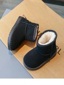 1 paire de 2024 nouvelles bottes de neige courtes pour enfants, doublées et chaudes, à la mode, convenant à l'automne et à l'hiver. Il est recommandé de prendre une taille au-dessus, car elles sont petites.