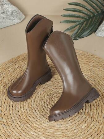 Un par de botas antideslizantes esenciales de invierno con decoración de flecos, con cremallera en la parte posterior. Estilosas y versátiles, con una suela gruesa tipo princesa, adecuadas para niñas de 3 a 12 años. Botas largas para uso diario tanto en interiores como en exteriores.