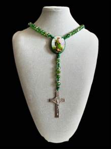 Katholische Halskette mit Heiliger Judas Grüne Kristall Perlen, Kreuz Anhänger und Heiliger Benedikt Holz Anhänger, Katholischer Schmuck