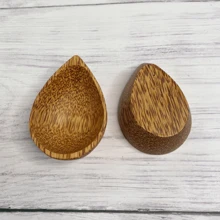 Un pequeño bol para salsa, cuchara de té, producido en madera de coco envejecida pulida a mano sin empalmes, bol de estilo pastoril de madera, pequeño plato con forma de fruta, producto de árbol de coco