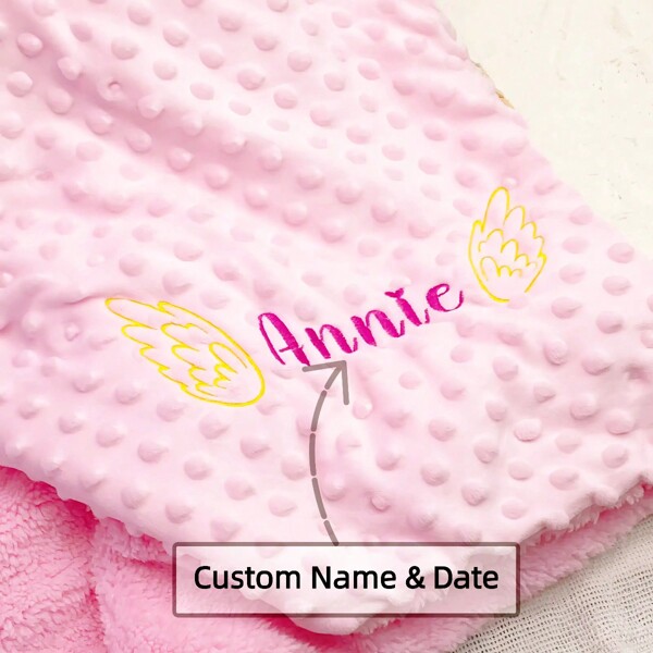 1PC spersonalizowany kocyk kocyk z imieniem dziecka kocyk dla dziecka imię różowy kocyk dla dziecka spersonalizowany kocyk z imieniem kocyk na wózek dziecięcy spersonalizowany haftowany kocyk dla dziecka miękki i wygodny kocyk fasolkowy to niezbędny element dla niemowląt ze stałymi elementami skrzydeł anioła i spersonalizowanymi imionami dekoracje na baby shower prezenty rodzinne prezenty na wigilię zimową powrót do szkoły pomysły na zimowe prezenty dla chłopców i dziewcząt walentynki wielofunkcyjne, ozdobne, litery wykwintne, stylowe, moda dla dzieci, miękkie, miękkie, kolorowe, słodkie kawaii urocze wyjątkowe, spersonalizowane skarby, prezenty dla dzieci, słodkie dziecko na dzień dziecka