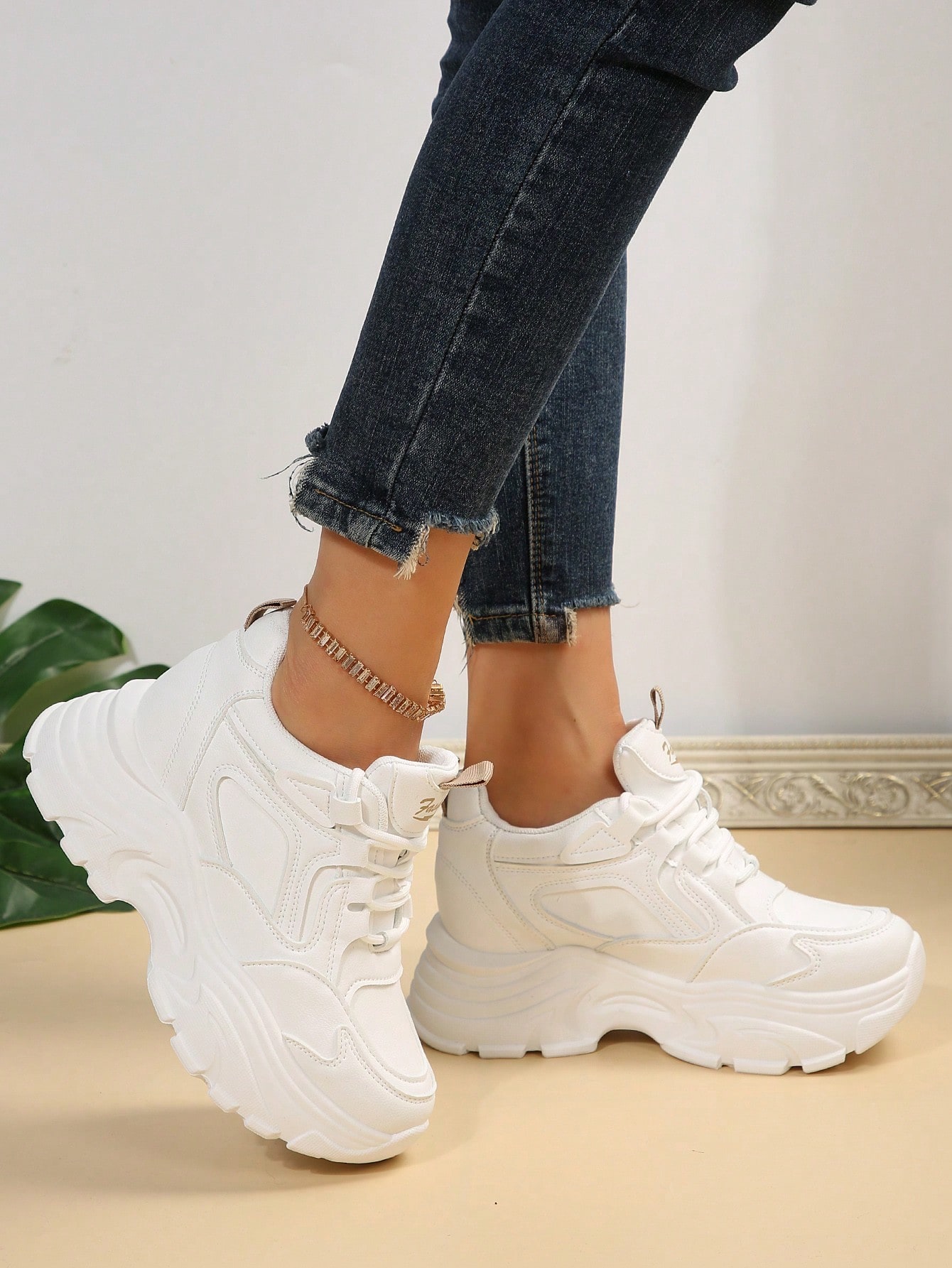 أحذية رياضية كاجوال بمنصة للنساء لون أبيض