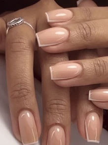 Un set de 24 uñas postizas cortas en estilo minimalista blanco francés, versátil para la moda occidental. Adecuado para uso diario por mujeres. Incluye lima de uñas, gel de gelatina y palito para retirar las uñas postizas