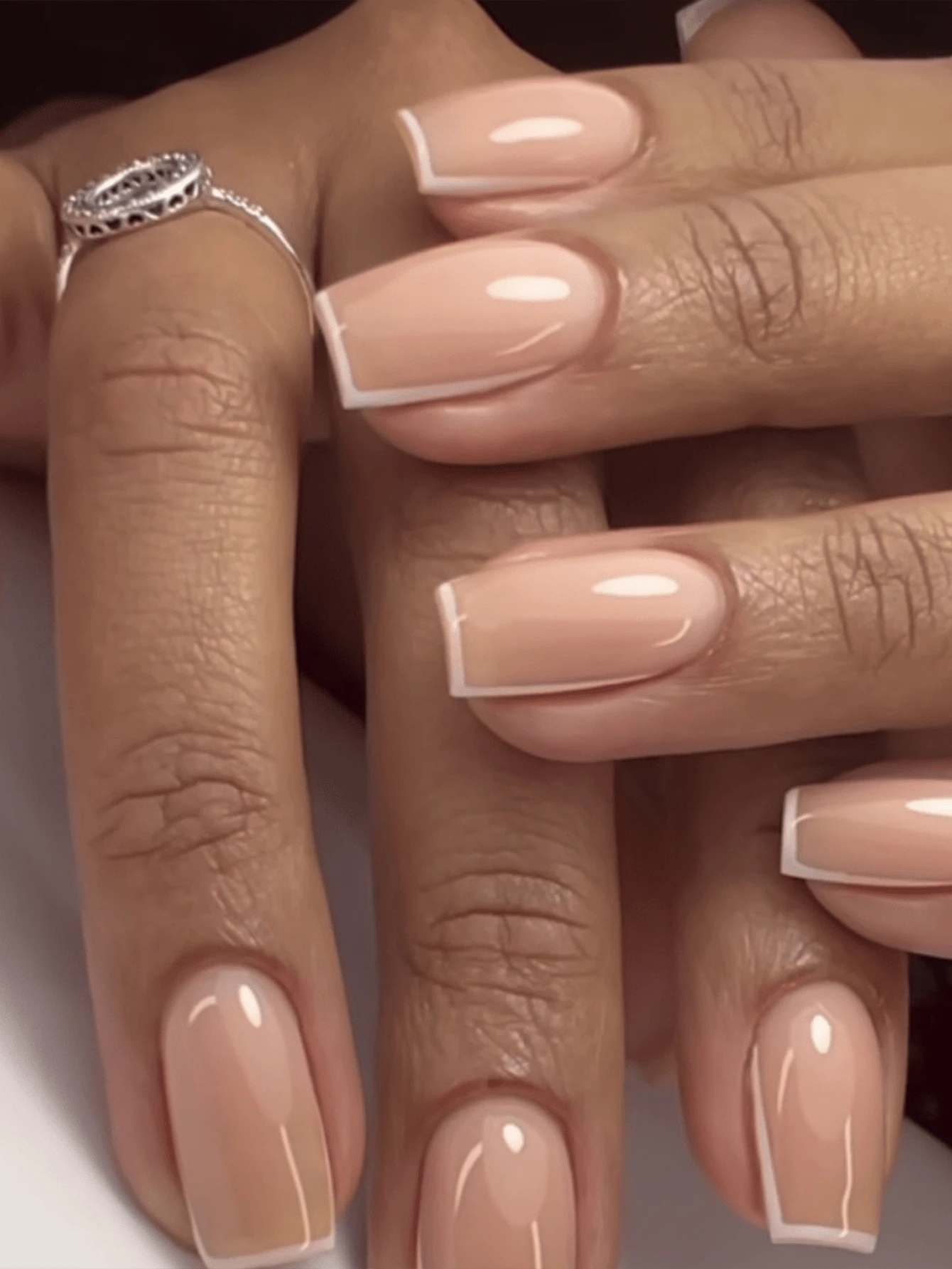 Un set de 24 uñas postizas cortas en estilo minimalista blanco francés, versátil para la moda occidental. Adecuado para uso diario por mujeres. Incluye lima de uñas, gel de gelatina y palito para retirar las uñas postizas