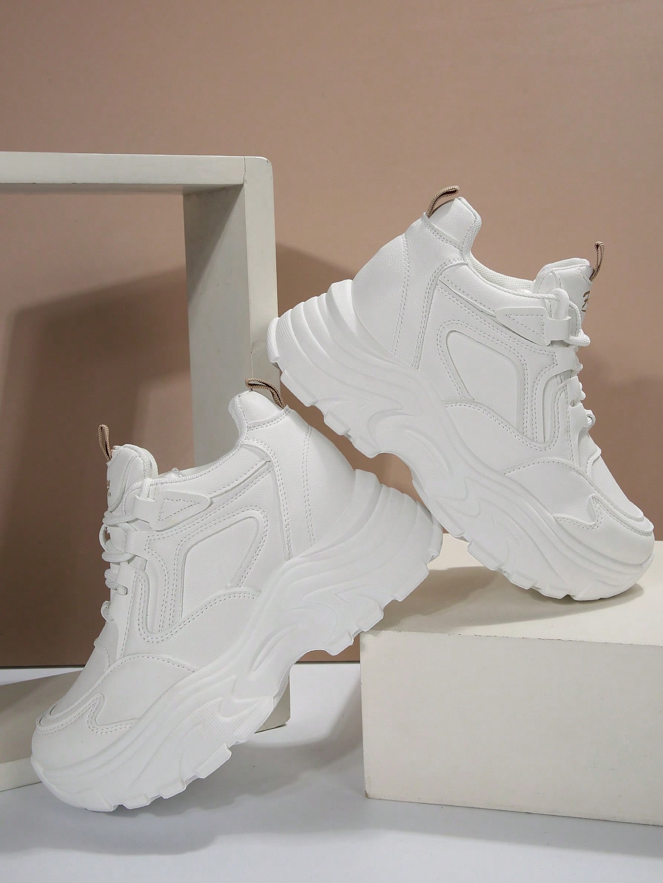 أحذية رياضية كاجوال بمنصة للنساء لون أبيض