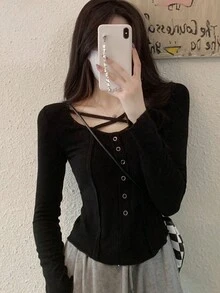 女士修身圆领短款上衣、长袖 T 恤、时尚设计