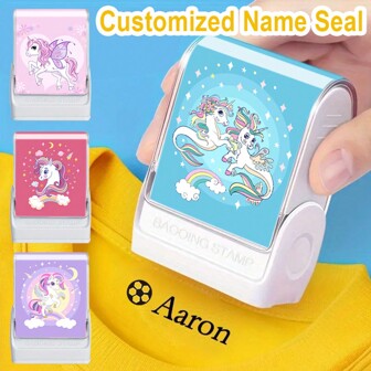 1 pieza Sello personalizado con nombre para ropa de niños, resistente al agua. Sello personalizado con firma manuscrita para prendas de vestir. Sello personalizado de nombre de dibujos animados autotintable para uso empresarial, papelería escolar, regalo para baby shower, decoración familiar, regalos de Navidad, regreso a clases, Día de San Valentín para niño o niña