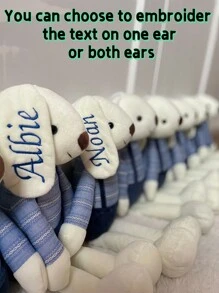 个性化兔子毛绒玩具 | 定制兔子（40厘米），耳朵上绣上您孩子的名字 | 柔软舒适的毛绒玩具，送给孩子的礼物 | 可定制，适合生日、新生儿派对、复活节、万圣节或圣诞节，这款定制毛绒兔子一定会给孩子们带来欢乐。2025万圣节配饰、玩具和游戏、创意定制装饰品、为您的家增添节日气氛 - 藍色 - 查看 4