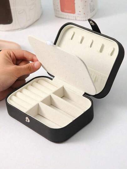 1个首饰盒，多功能首饰收纳盒，化妆品整理盒，首饰展示架，便携式旅行首饰盒，可收纳耳环、项链、戒指、口红等，PU皮革材质，防尘防潮