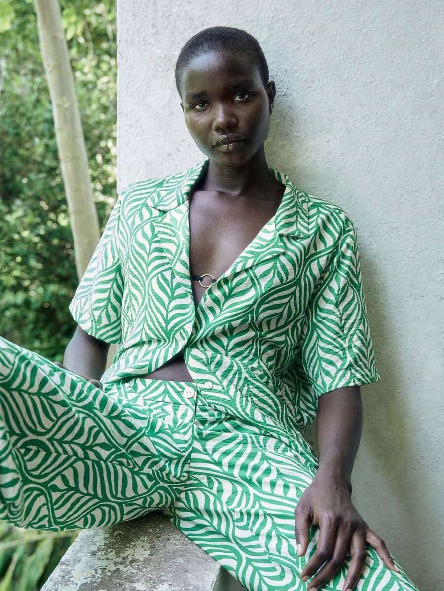 Women's Lapel NeckTropical Floral Ruffle Hem Short Sleeve Shirt - Green - View 1