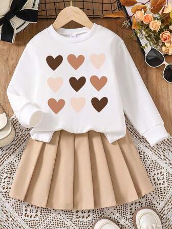 年轻女孩心形印花运动衫和百褶裙套装