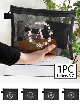 1PC Zwarte Mesh Tas, Bloemenkrans Roze Initialen Letter A-Z Bedrukt Transparant Mesh Cosmetische Opbergtas, Multifunctionele Reistas, Huidverzorgingsopslag, Was- en Make-uptas, Studenten Kantoorbenodigdheden Tas, Mesh Ritssluiting Tas, Reis Cosmetische Verpakking Opbergtas, Eenvoudig En Hoogwaardig, Sieradenopslag, Geschikt Voor Accommodatie, Reizen, Zaken, Zwemmen, Thuisopslag