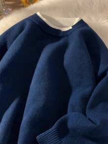 男士圆领长袖纯色休闲宽松舒适套头毛衣，简约日常穿着，适合秋冬